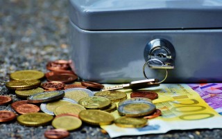 国内黄金交易平台的选择如何影响投资效果？这些平台如何进行比较？