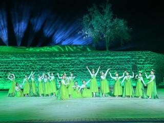 铸牢共同体中华一家亲丨大型音乐实景剧《芳草情》剧组150人干部职工自担角色