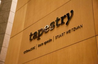 Tapestry将以1.05亿美元出售思缇韦曼品牌
