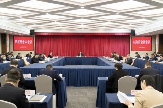上海市政府举行全体会议，审议2025年《政府工作报告》，并部署岁末年初工作