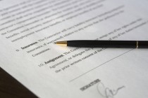 “如何按照规定领取失业补偿金？这种领取方式有哪些条件？”
