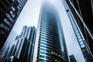 如何从专业角度理解和分析建筑立面图？这种分析方式对建筑设计有何启示？