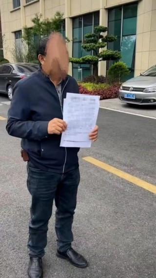 女孩输头孢过敏，输液室呼救无医护响应，自行拔针仍不幸身亡