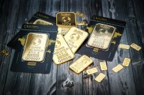 如何探究影响期权价格的因素？这些因素之间有何关联？
