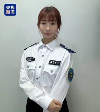 电话里只有呼吸声，她却听懂了求救