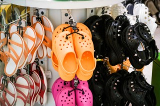 “洞门”热度不减，二季度Crocs中国营收大涨七成