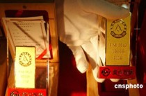 如何理解万足金价格的形成机制？这种形成机制如何体现市场规律？