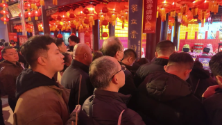 大年初五“迎财神”，上海城隍庙人气旺