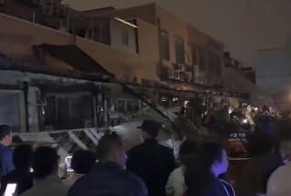 事发上海！一排沿街店面营业时招牌突然整体塌落，现场一片狼藉