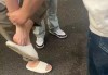 男子脚踩手机偷拍女生裙底，被两名小哥当场擒住！被抓后不停求饶……