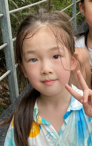 上饶6岁女孩天生异瞳，母亲曾担心会被同学笑话：人缘挺好，大家喜欢她