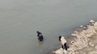 湖南邵阳籍女教师不会游泳却冲进长江拽回轻生小伙，“事后有些后怕”，学校：奖1万！