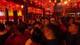 大年初五“迎财神”，上海城隍庙人气旺
