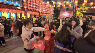 大年初五“迎财神”，上海城隍庙人气旺