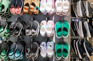 “洞门”热度不减，二季度Crocs中国营收大涨七成