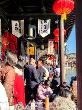 不回家的一线打工人，在非遗小城寻找年味儿