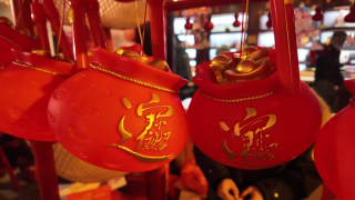 大年初五“迎财神”，上海城隍庙人气旺