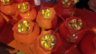 大年初五“迎财神”，上海城隍庙人气旺