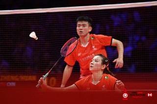 威克多想从尤尼克斯手里抢走更多羽毛球迷