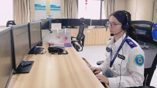 电话里只有呼吸声，她却听懂了求救