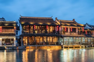 重新发现上海｜慢下来的朱家角：长街三里听曲，烟火千家吃茶