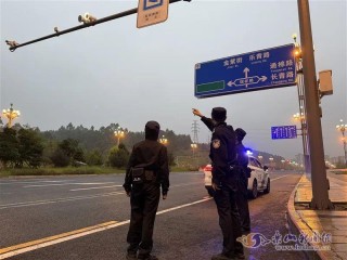 女子马路边直播，拒绝宝马司机搭讪后被撞！肇事司机已被拘留！