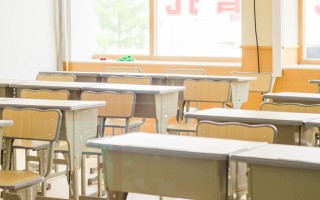 媒体：给学生戴“小蜜蜂”，别又是一个“秦朗丢作业事件”
