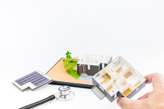 如何在房产领域中合理评估房屋的实际特点？这种评估如何影响居住决策？