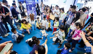 新华视点｜2025年消博会现场直击：多国企业共同开启买买买卖卖卖模式