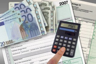 如何分析黄金价格的高低差异？这种差异反映了什么市场情况？