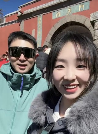 “白天收费600元，晚上700元，顾客主要是女性”，26岁小伙泰山陪爬年入30万？同行：有点夸张，但轻松月入过万，订单排到5月
