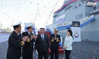 金正恩携女出席驱逐舰入水仪式