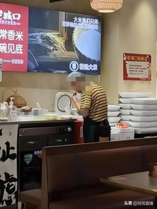 武汉一冒菜店员工用手试吃外卖，还吐了口水？涉事门店回应
