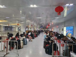 春运返程高峰下的上海站，为凌晨返沪旅客提供温暖“避风港”