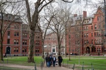 特朗普再威胁剥夺哈佛大学免税地位，或产生“严重后果”