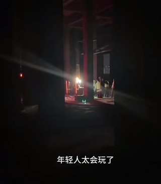 济南一废弃厂房内“惊现”二十余人蹦迪，组织者称未报备，派出所：需经批准