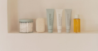 巴黎世家滑雪系列上新，Huda Beauty又有新色眼影盘｜是日美好事物