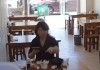 女子餐后将擦鼻涕纸扔进调料罐，上海涉事餐馆回应：已扔掉碗和罐子，她拒绝书面道歉