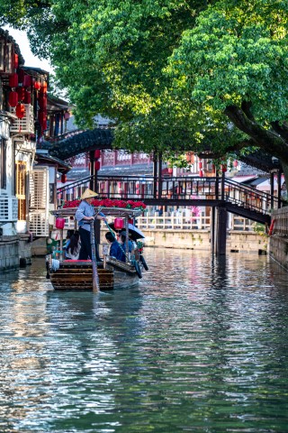 重新发现上海｜慢下来的朱家角：长街三里听曲，烟火千家吃茶