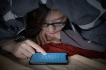 躺着玩手机真有意思，我“瞎”之前最喜欢了
