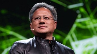 英伟达股价暴涨，黄仁勋称产品供不应求：所有人都指望我们，每天只睡三个小时