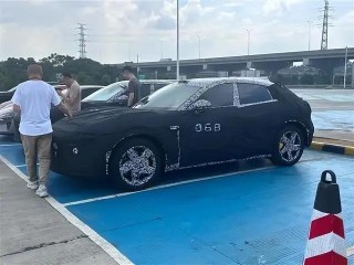 雷军开法拉利SUV出街被拍