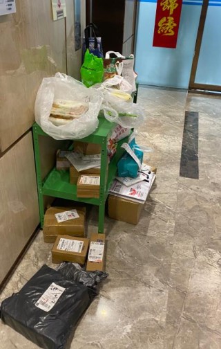 被投诉全天禁止员工用手机、吃饭必须在工位？实探“小鹿妈妈”办公地：员工午休时间闭门吃外卖，公司称不对媒体解释