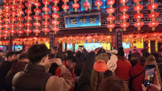 大年初五“迎财神”，上海城隍庙人气旺