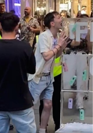 澳大利亚一男子舌头被购物中心的冰雕冻住，众人帮忙解救