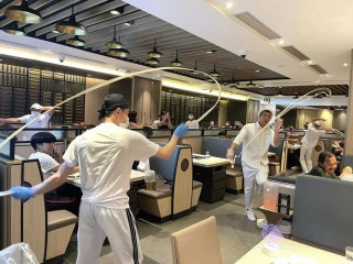 海底捞汪万明：让外国人也唱“对所有的快乐说嗨嗨”｜出海的人②