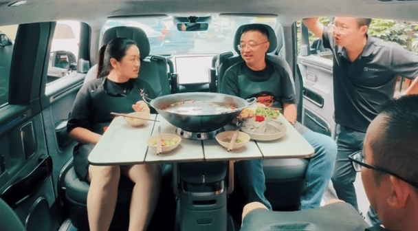 强行“整活”引热议？副总裁坐在极氪新车后排吃火锅！网友：反向营销，成功种草  第1张
