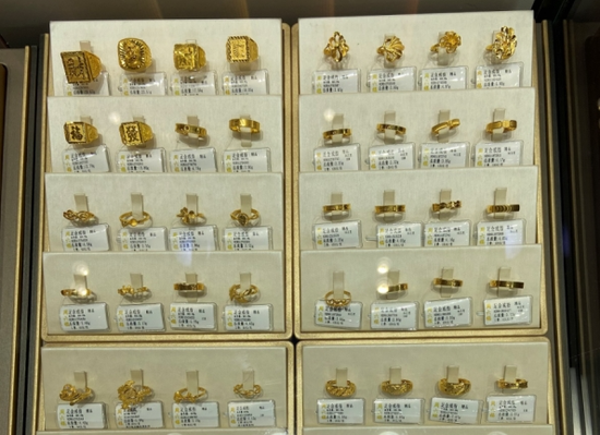 金价飙涨！洛阳黄金消费火爆，15分钟成交一个戒指，网友感慨：“后悔去年没多买点”  第2张
