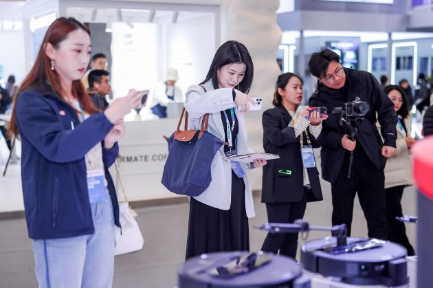 洗烘套装首次亮相AWE2025 石头科技重塑清洁生态未来蓝图  第3张