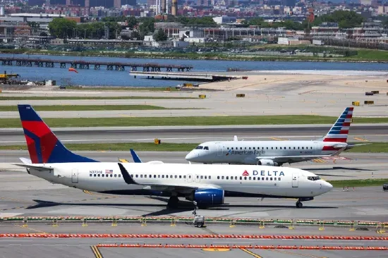 美国航空股集体下挫 杰富瑞下调三大航司评级  第1张
